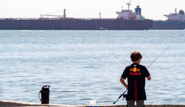 Oil posts second weekly drop on potential Russia-Ukraine peace deal