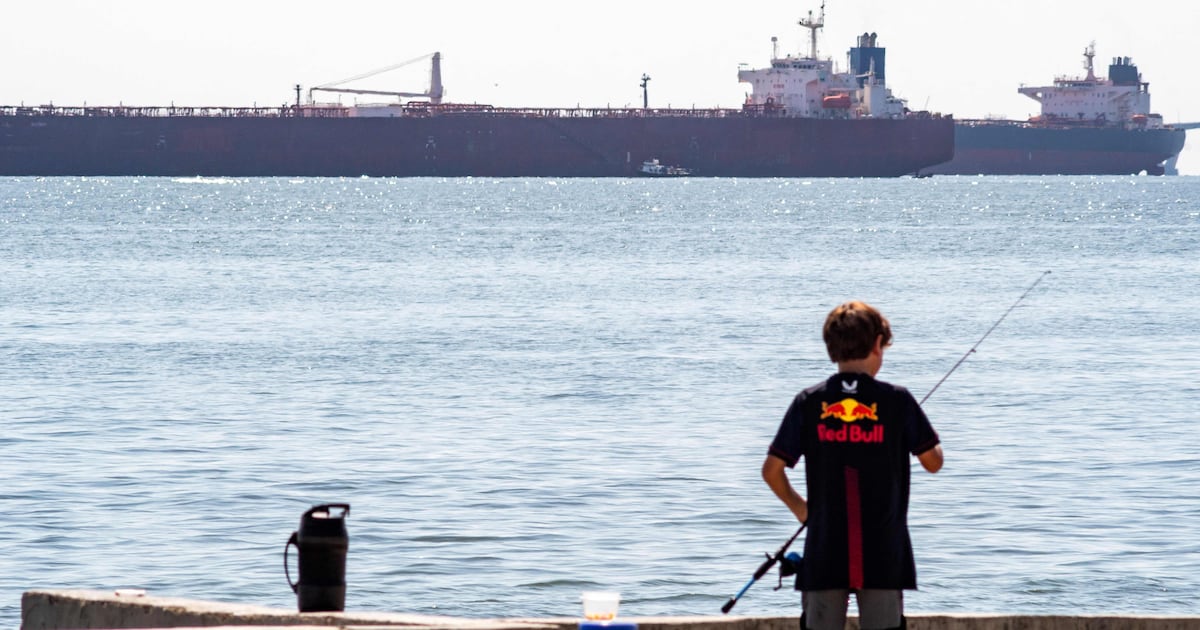 Oil posts second weekly drop on potential Russia-Ukraine peace deal