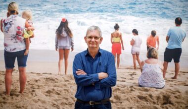 British photographer Martin Parr poses during the press preview of his Only Human: Photographs exhibition at the National Portrait Gallery in London on March 6, 2019. (Photo by Tolga Akmen / AFP) / RESTRICTED TO EDITORIAL USE - MANDATORY MENTION OF THE ARTIST UPON PUBLICATION - TO ILLUSTRATE THE EVENT AS SPECIFIED IN THE CAPTION        (Photo credit should read TOLGA AKMEN/AFP via Getty Images)