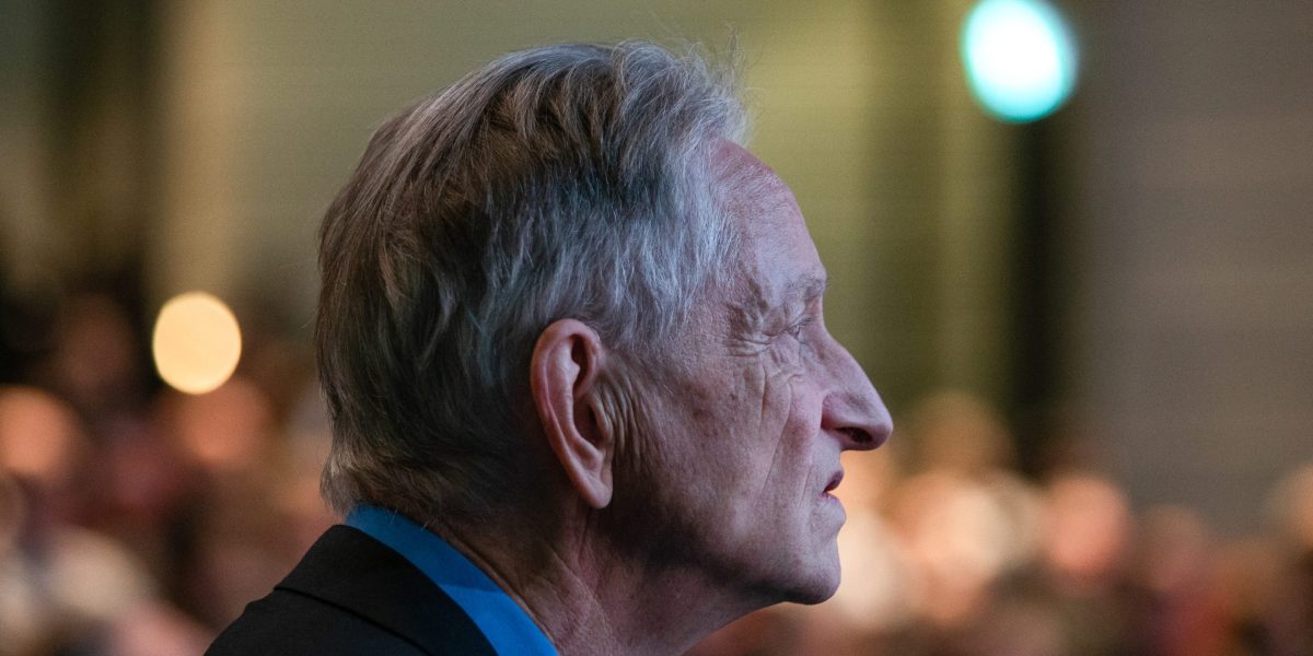 Geoffrey Hinton: AI will even better in 2026 and gain the ability to 'replace many other jobs'