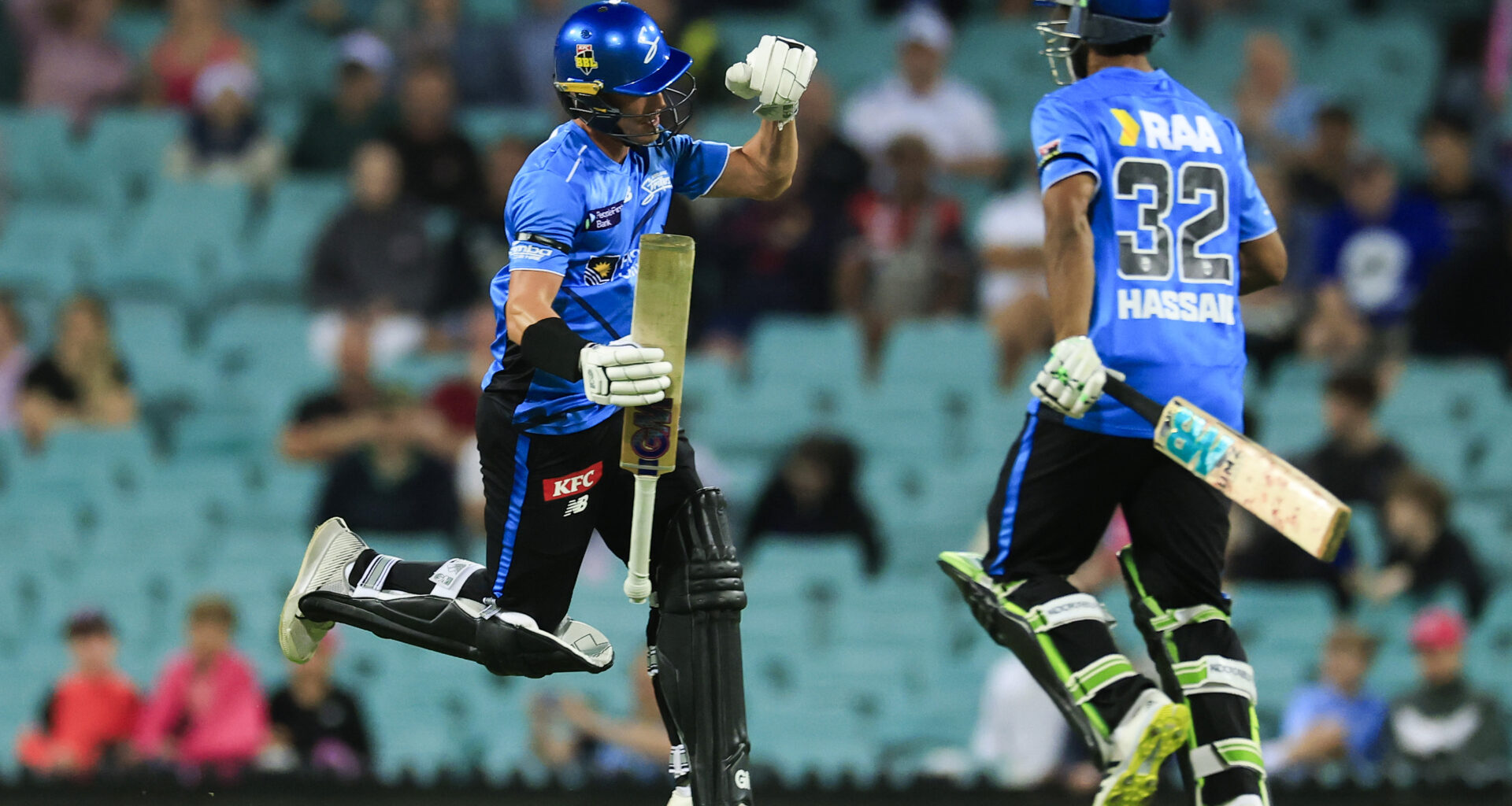Strikers win final-over thriller against Sixers to open BBL|15 campaign