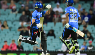 Strikers win final-over thriller against Sixers to open BBL|15 campaign