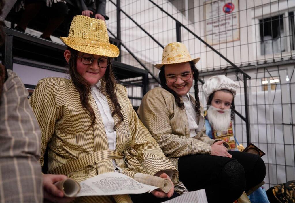 Haredi children in Me'a She'arim not looking for brand names (Photo: Shalev Shalom) קריאת המגילה במאה שערים, ירושלים