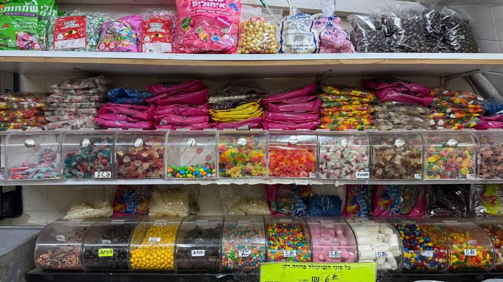 Candy and snacks in Haredi communities (Photo: Sapir Gordo) הממתקים והחטיפים של הרחוב החרדי