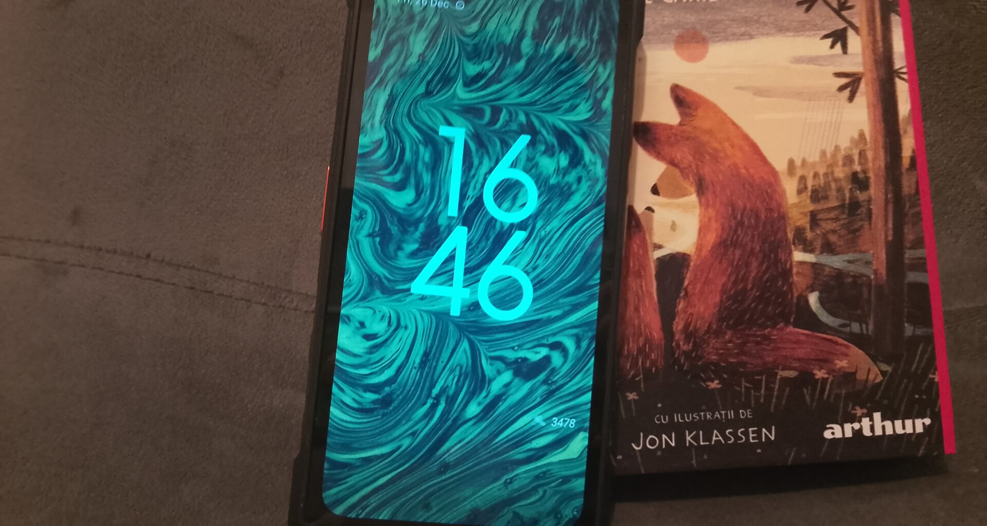 The Fire 7 Pro next to a book. (Image source: Sergey Tarasov - Notebookcheck)