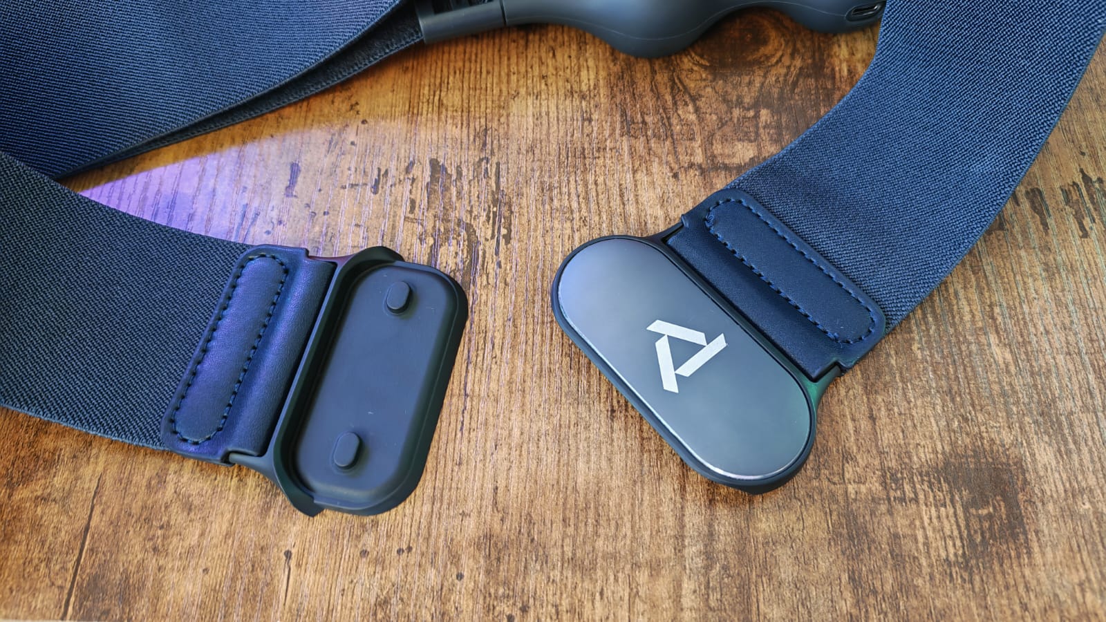The magnetic fastening clips of the PrismXR Carina charging belt