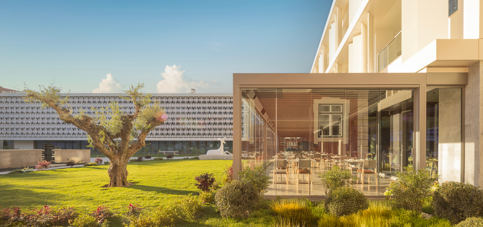 MACAM is an adaptive reuse project, conjoining the historic Palácio Condes da Ribeira Grande and a contemporary structure.