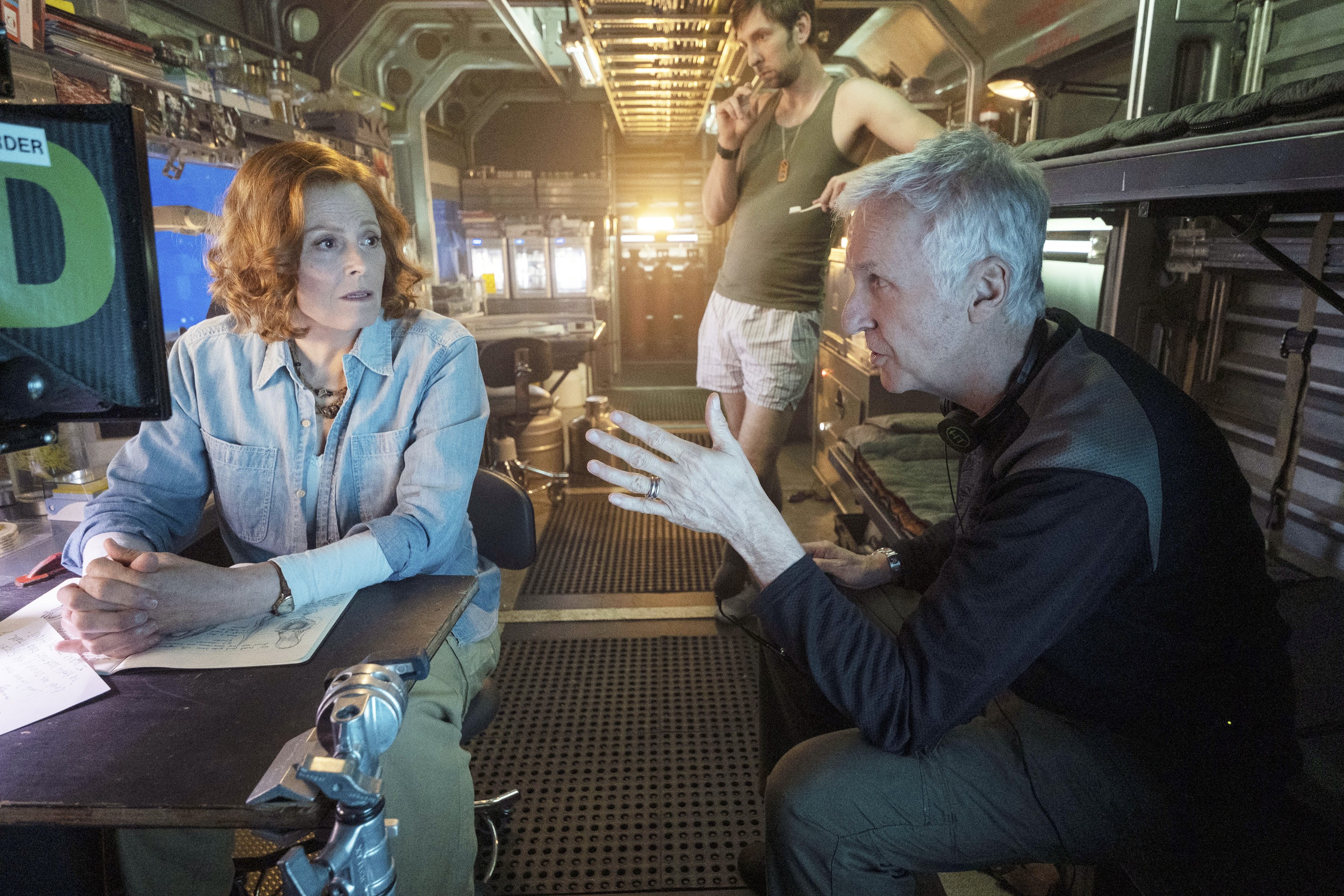AVATAR: THE WAY OF WATER, (aka AVATAR 2), from left: Sigourney Weaver, Joel David Moore, director James Cameron, on set, 2022. ph: Mark Fellman /© Walt Disney Studios Motion Pictures / Courtesy Everett Collection