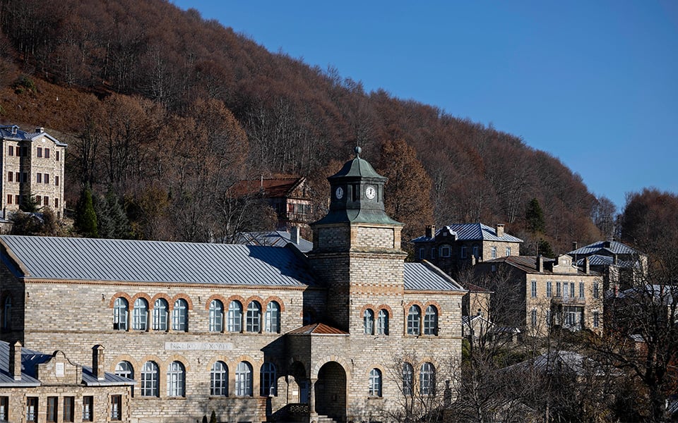 nymfaios-wild-renaissance-life-beside-bears-and-wolves4