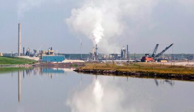 Surface water in Alberta oil sands contains high levels of dissolved metals, report finds