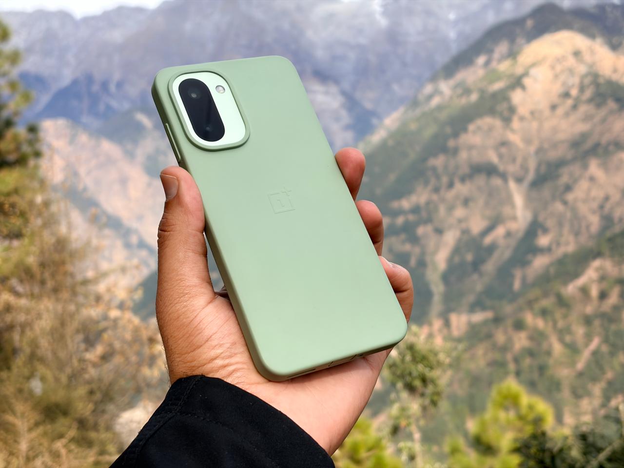 OnePlus 15R runs the latest OxygenOS, and it remains one of the cleanest Android experiences around.(Ayushmann Chawla)