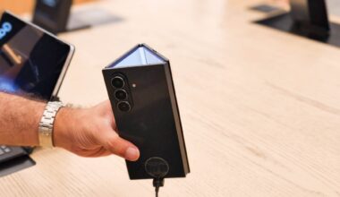 Does the Samsung Galaxy Z TriFold support wireless charging?