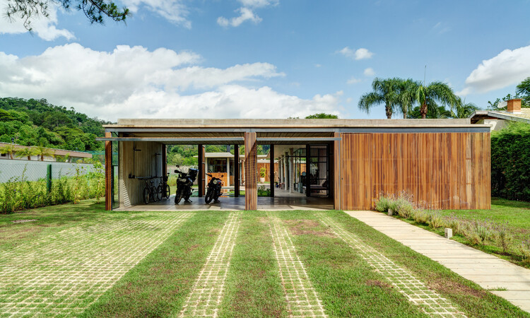 House in Vinhedo / Apiacás Arquitetos - Exterior Photography, Courtyard