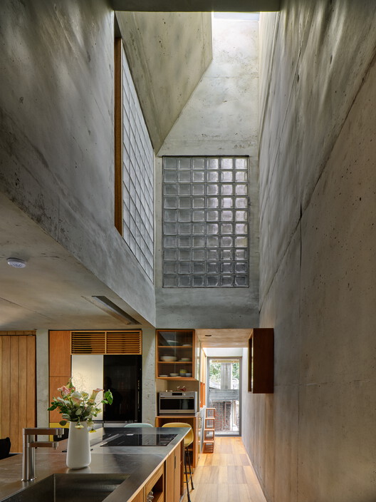 A Model of Sporadic Thoughts / FHHH friends - Interior Photography