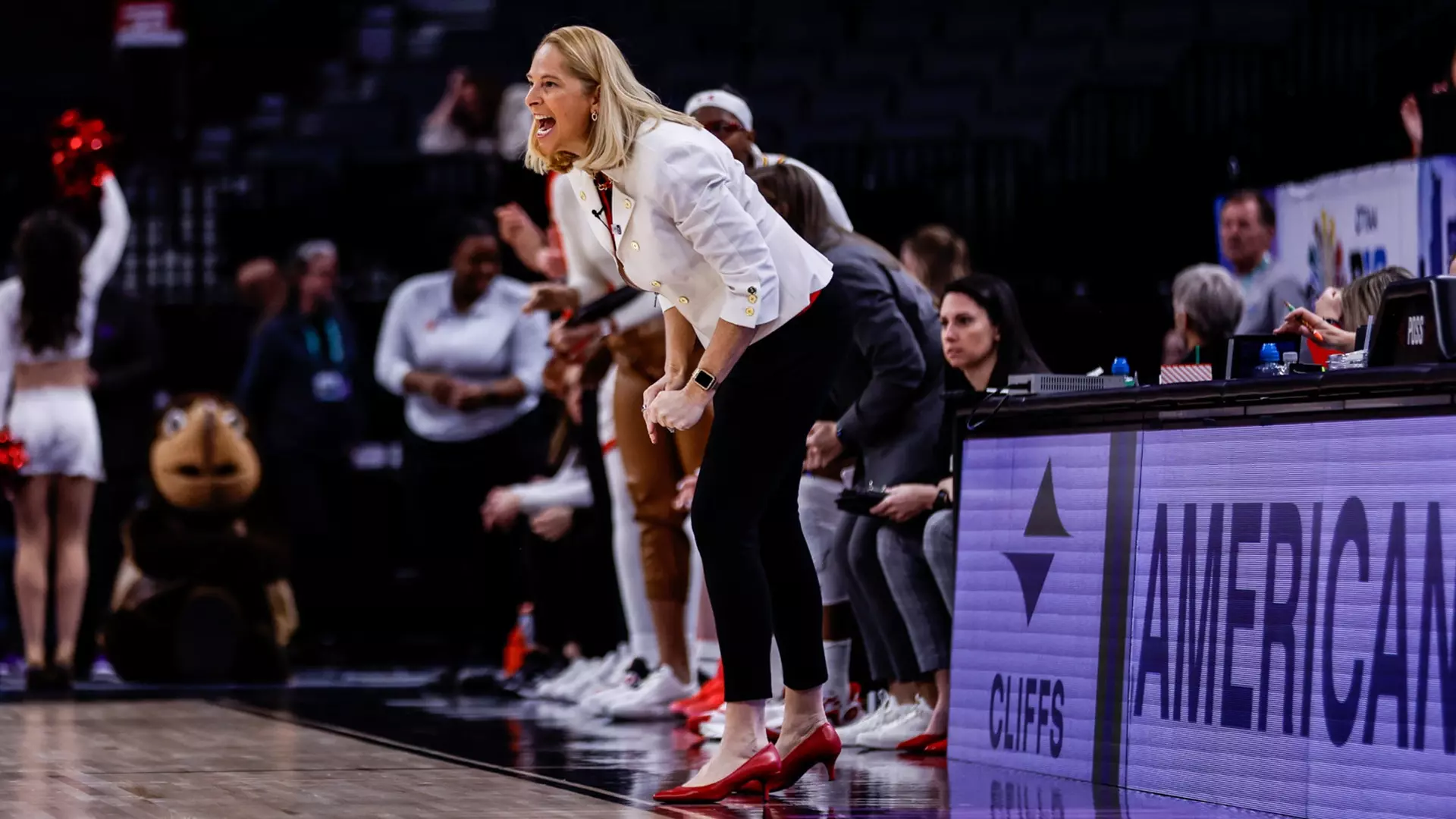 Brenda Frese coaching on the sidelines