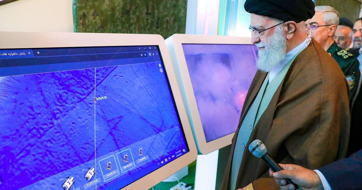Khamenei gives green light to compact nuclear warheads - report