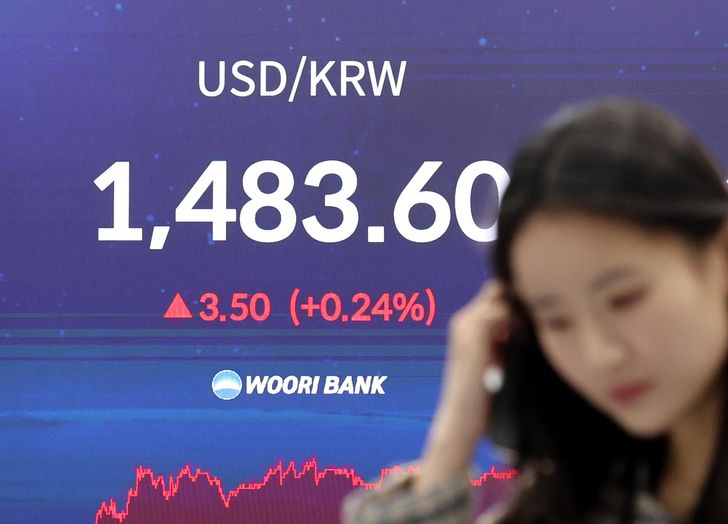 The won-dollar exchange rate is displayed on a screen at Woori Bank’s headquarters dealing room in Seoul, Dec. 23.  Yonhap 
