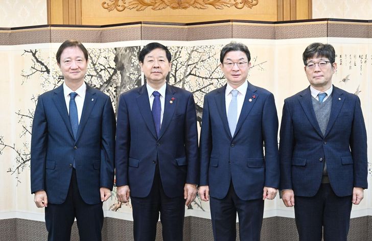 Deputy Prime Minister and Minister of Economy and Finance Koo Yun-cheol, second from left, poses with Financial Services Commission Chairman Lee Eog-weon, third from left, Financial Supervisory Service Gov. Lee Chan-jin, left, and Bank of Korea Senior Deputy Gov. Ryoo Sang-dai ahead of a market oversight meeting at Government Complex Seoul, Thursday. Yonhap