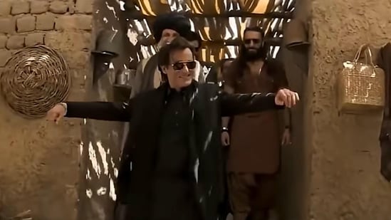 Akshaye Khanna's Dhurandhar song Fa9la has gone viral.