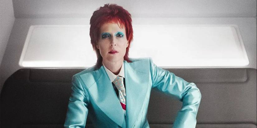 Gillian Anderson as the Goddess Media, dressed like David Bowie, in 'American Gods'