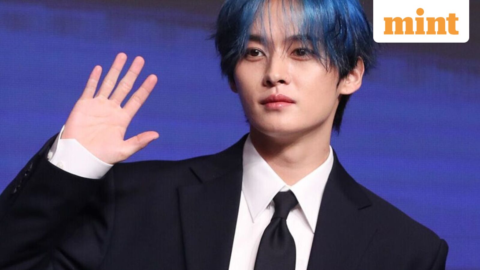 Stray Kids' Lee Know suffered an injuring during his MAMA Awards 2025 performance.