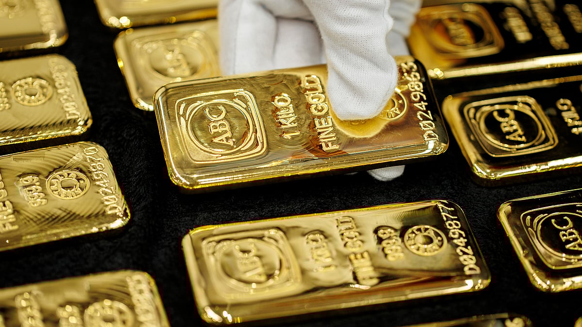 Gold Soars Above $4,500 for First Time on Geopolitics, Rates