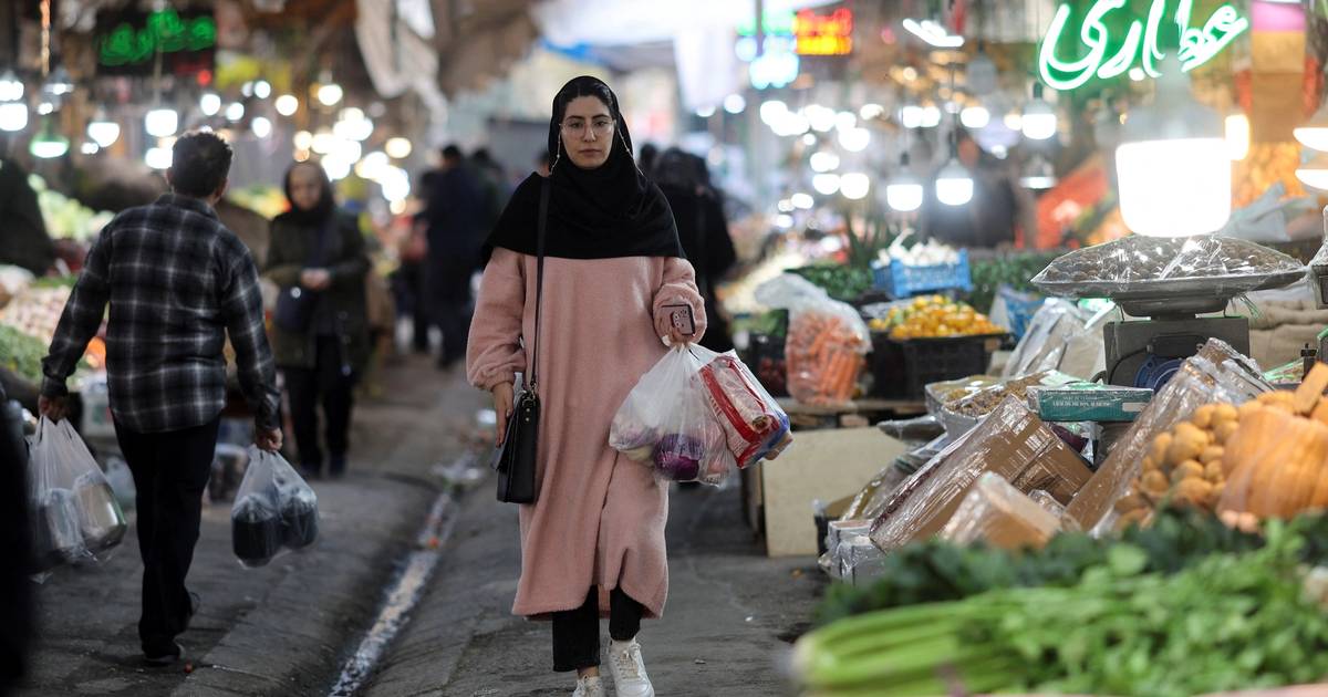 One gram of gold now equals a month’s wage for Iranian workers - ایران اینترنشنال