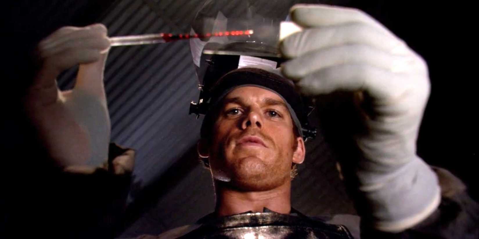 Dexter Morgan (Michael C. Hall) putting blood on a slide while wearing gloves in Dexter season 1, episode 1