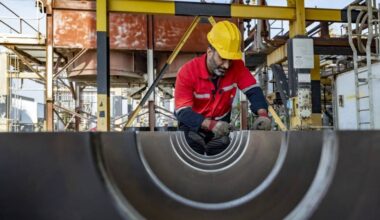 Iranian workers and consumers to bear cost of budget deficit, experts warn - ایران اینترنشنال