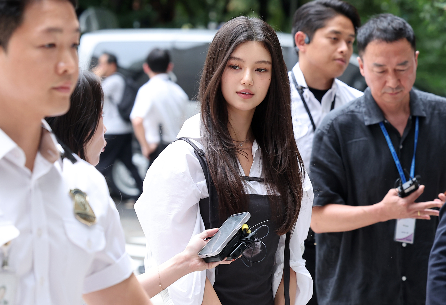 Former NewJeans member Danielle, center, appears at Seoul Central District Court in southern Seoul on Aug. 14. [NEWS1]