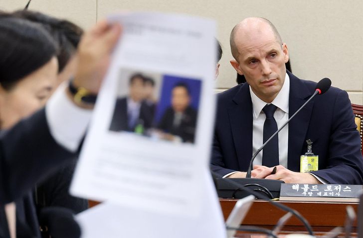 Harold Rogers, interim chief executive officer of Coupang, attends a parliamentary hearing on the company’s data breach at the National Assembly in Seoul, Dec. 17. Yonhap 