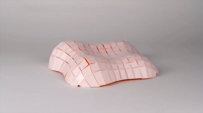 as soon as the thread is pulled, the object turns into a 3D structure