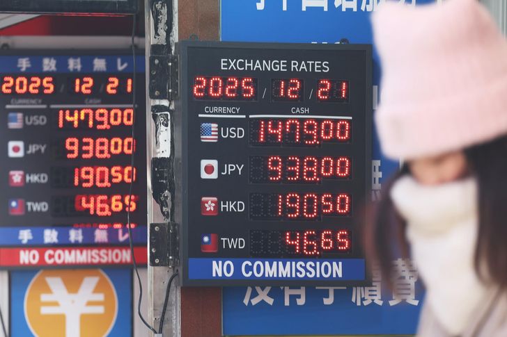 Exchange rates for the won and other currencies are displayed on a screen at a money booth in Seoul’s Myeong-dong shopping district, Sunday. Yonhap
