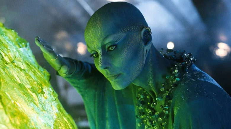 Virginia Hey's Pa'u Zotoh Zhaan examining a green glowing object on Farscape