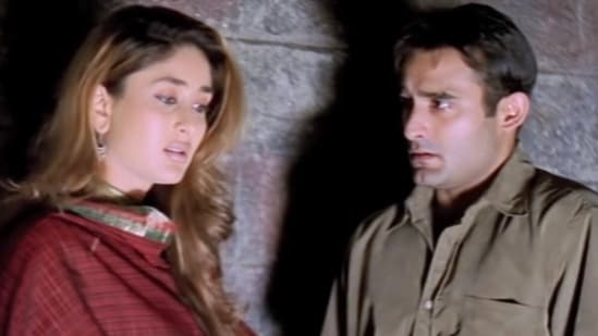 Kareena Kapoor and Akshaye Khanna's still from Hulchul.