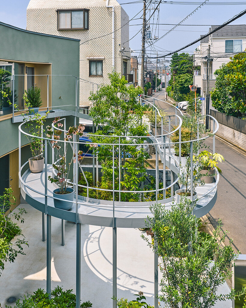 looping terrace arcs toward the street to bring daylight inside a tokyo dwelling by HOAA