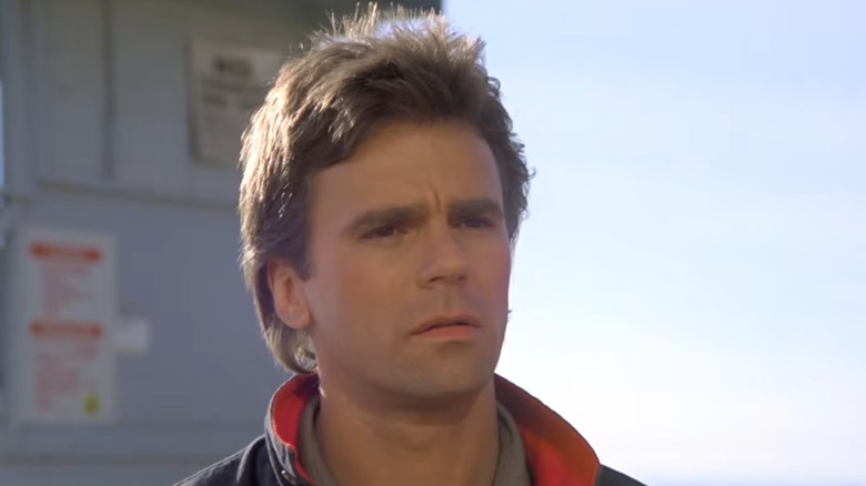 Richard Dean Anderson's Angus MacGyver looking in MacGyver