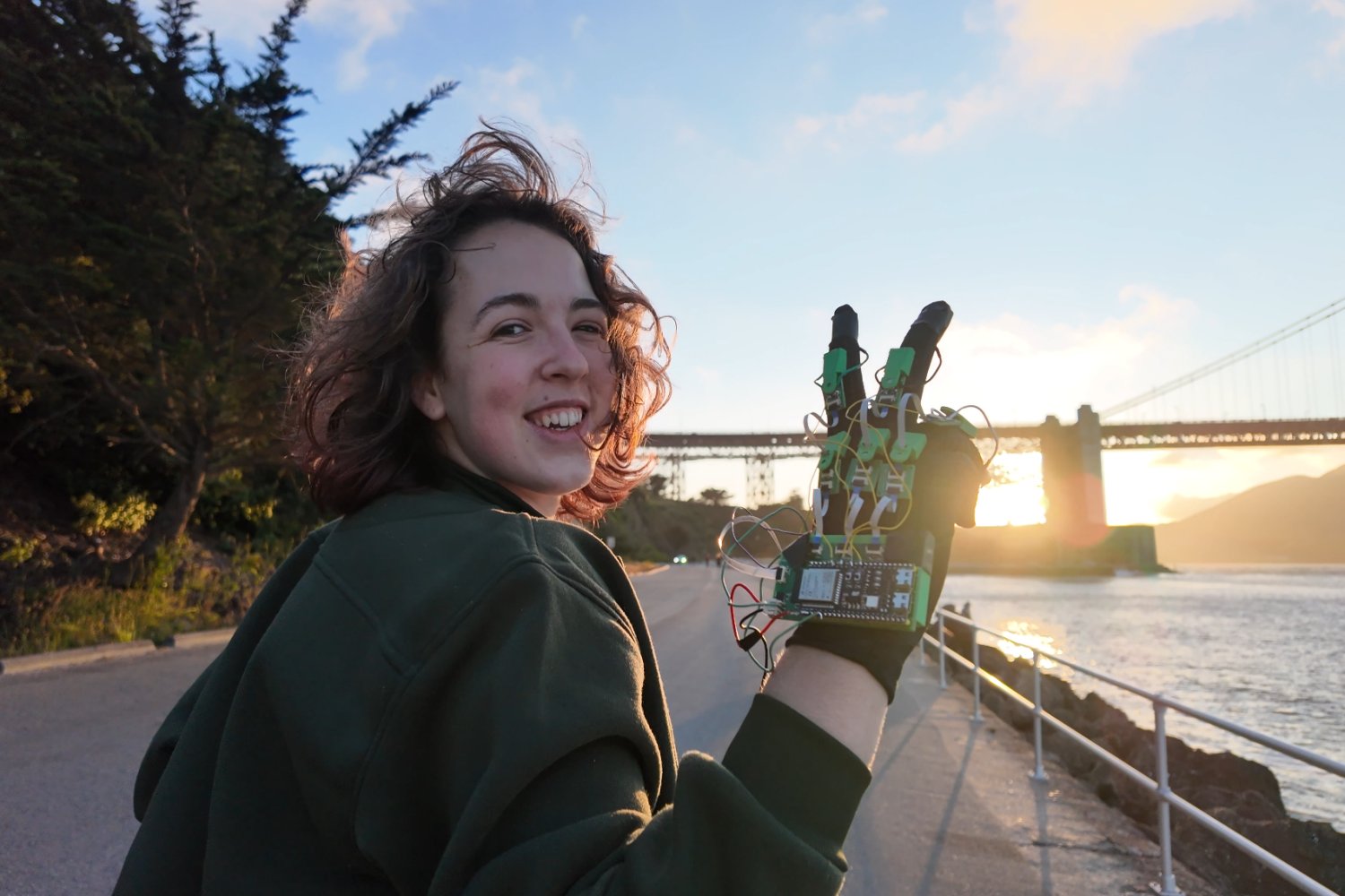 Teen builds an award-winning virtual reality prototype thanks to free MIT courses | MIT News