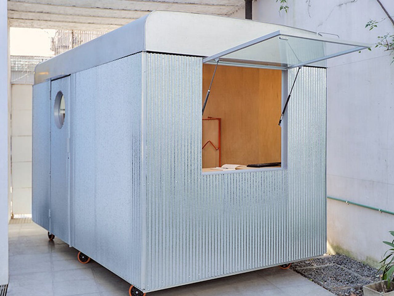 A Seven-Square-Meter Office on Wheels Redefines Mobile Workspaces in Buenos Aires