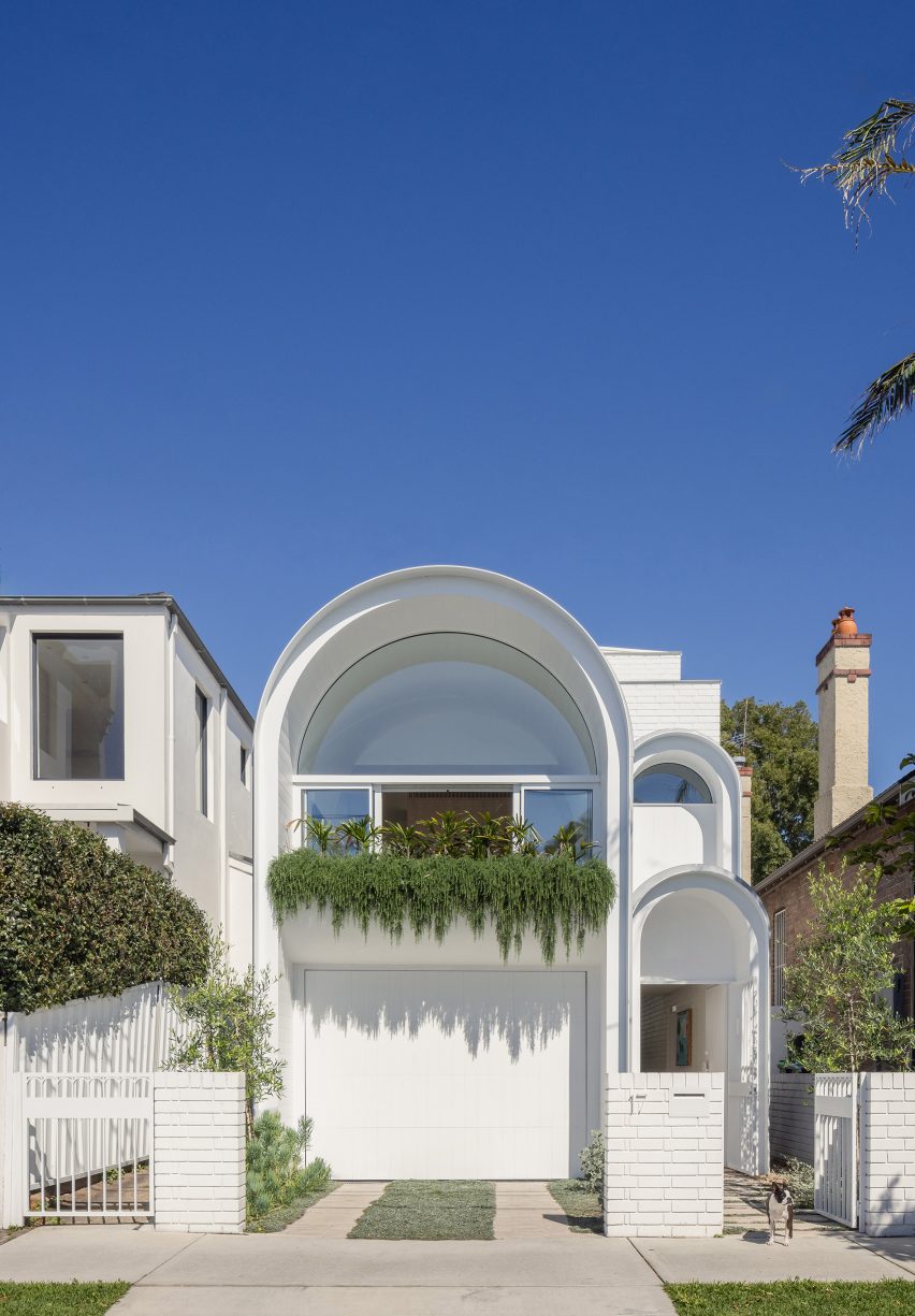 Moon House in Sydney, Australia by James Garvan Architecture