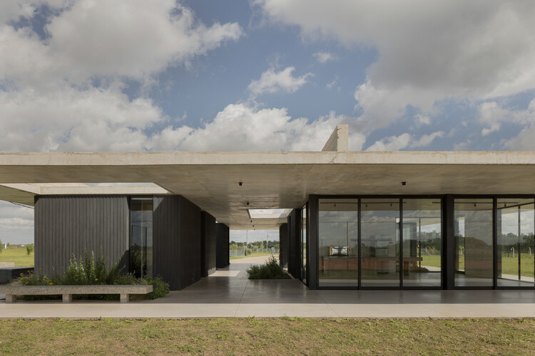 Services Pavilion / VDV ARQ - Image 5 of 19