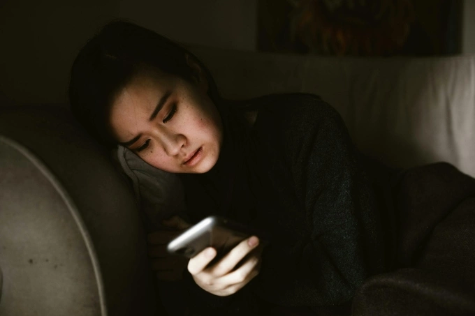 A woman using a smart phone. Illustration photo by Pexels