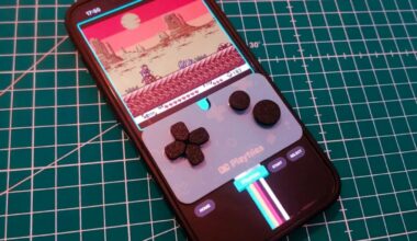 This Weird $12 Clip-On Gamepad Turns Your Smartphone Into a Game Boy Color