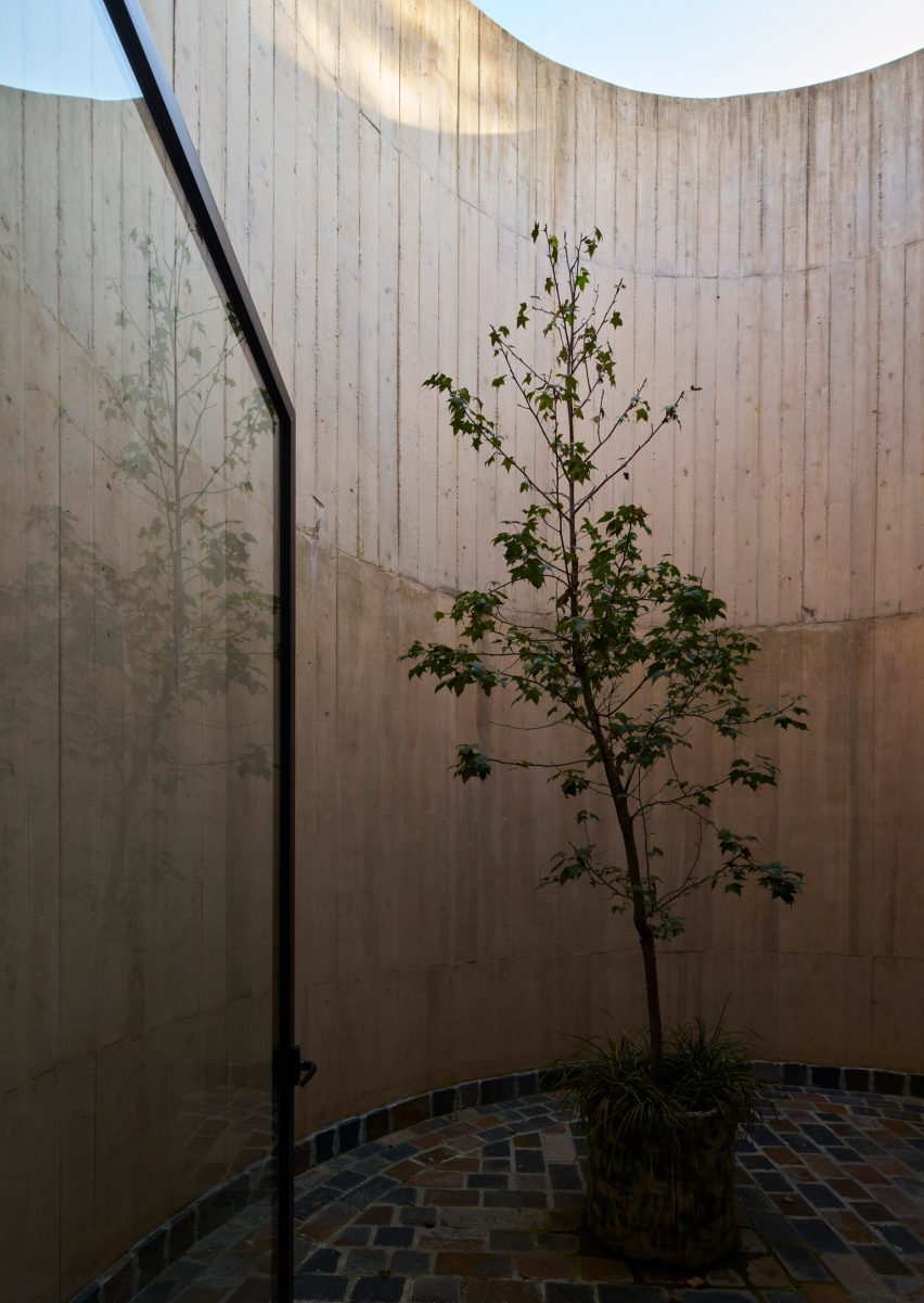 Courtyard in Rancho del Bosque house in Valle de Bravo by Sordo Madaleno