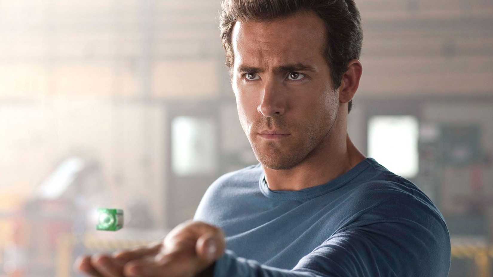 Ryan Reynolds with his Green Lantern ring in the Green Lantern movie