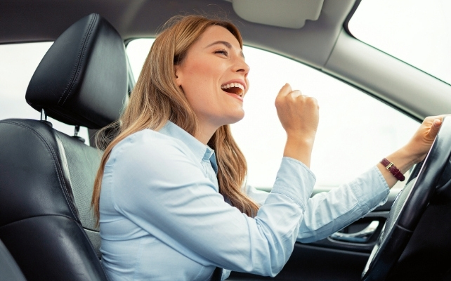 woman singing in her car