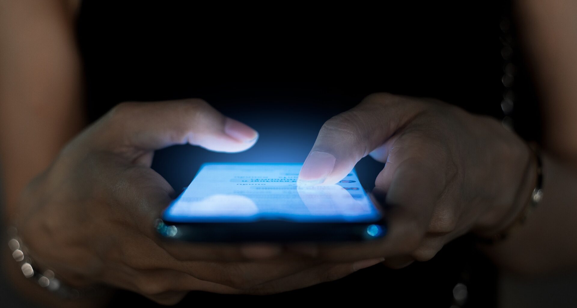 Researchers may have found an eco-conscious alternative to conventional photoluminescent materials.