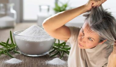 Sodium bicarbonate and rosemary for grey hair : purpose and usage explained