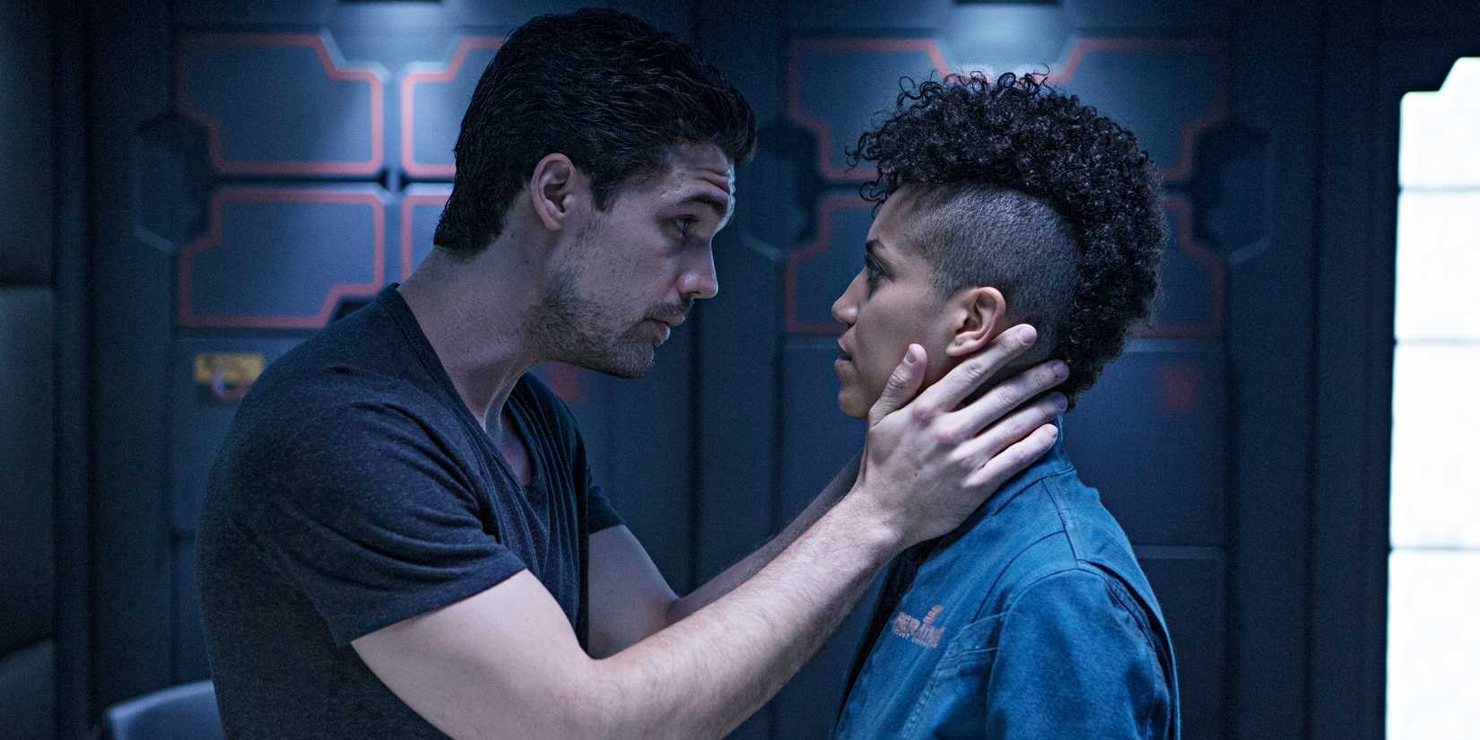 Steven Strait and Dominique Tipper in The Expanse