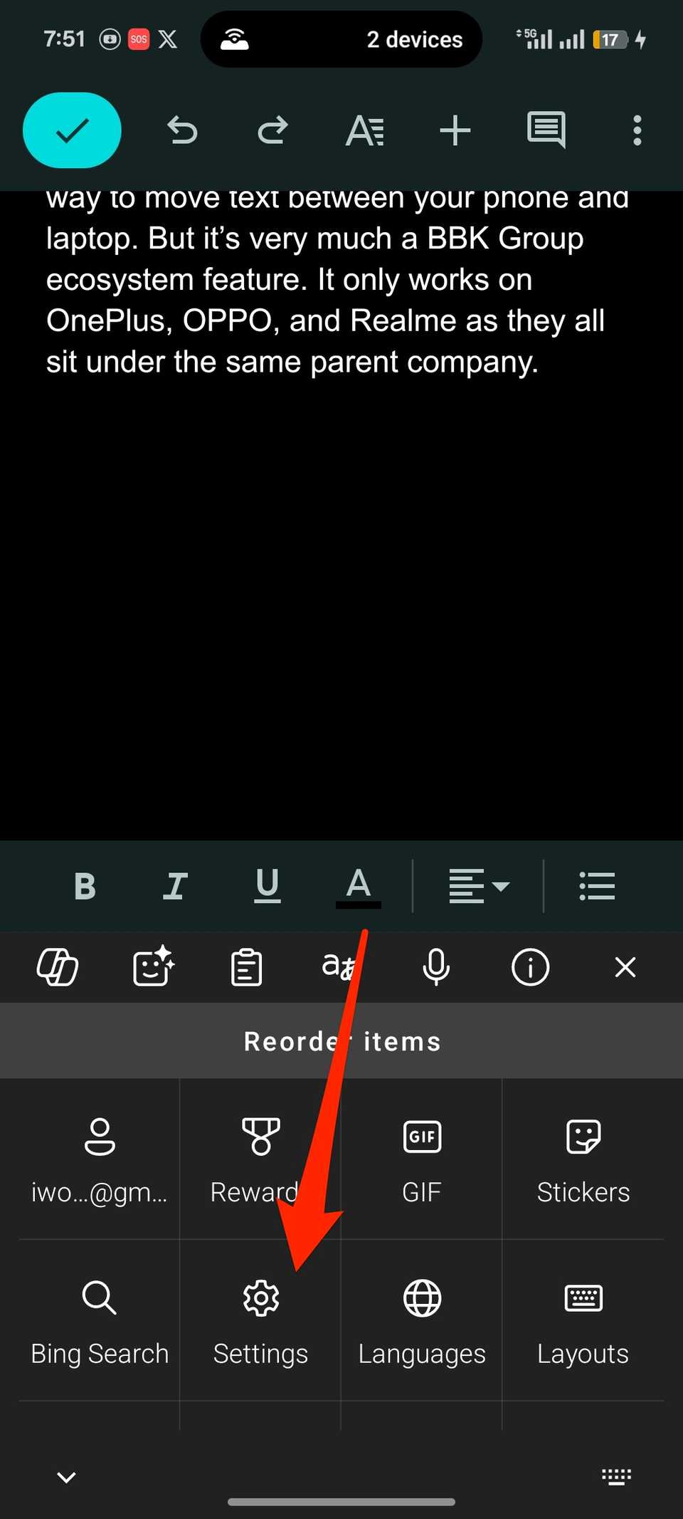 Red arrow pointing at settings icon on SwiftKey keyboard that is open in Google Docs